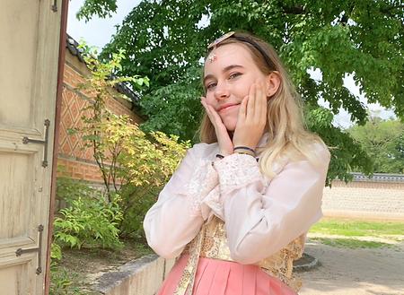 (June 2025) Laurine Vite (Department of English Language and Literature)